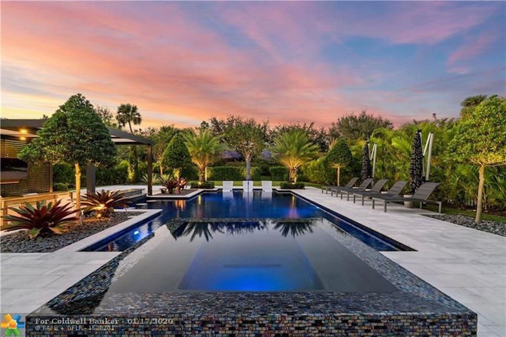 Pool with Kahena Pearl quartz finish