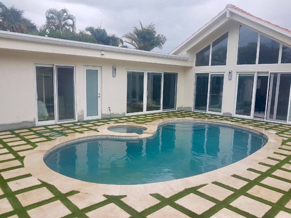Lagoon-style freeform pool